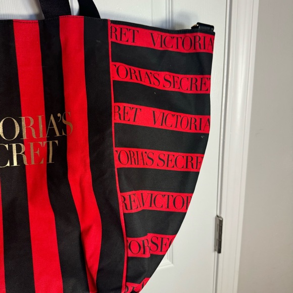 Pre-owned Victoria Secret Weekender Tote Bag XL Red & Black Striped. Large bag - Picture 3 of 16